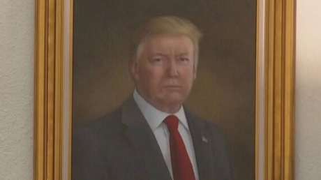 «Distorsionado a propósito hasta un nivel nunca antes visto»: Trump, indignado con su retrato en un capitolio