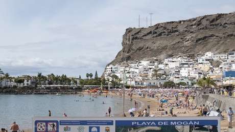 Mata brutalmente e intenta descuartizar a una turista en una isla española