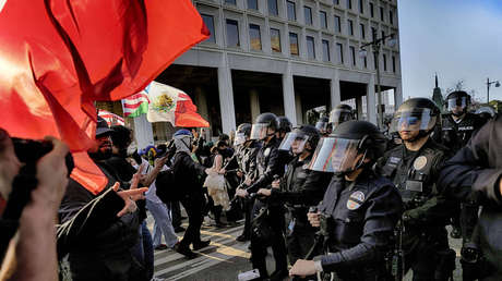 VIDEOS: Policía usa granadas aturdidoras y disparara balas de goma contra manifestantes en Los Ángeles