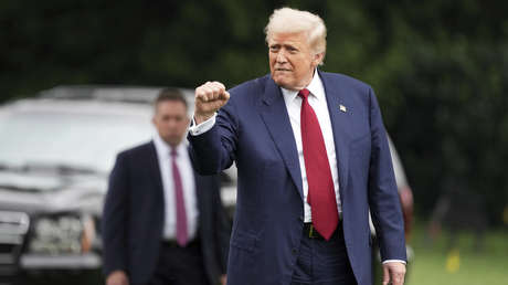 Trump acusa a un senador demócrata de exigir 1.000 millones de dólares y lo manda «al infierno»