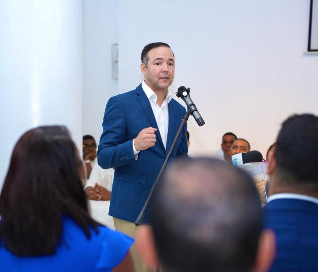 Dirigentes de la Fuerza del Pueblo pasan al PLD durante juramentación en Higüey